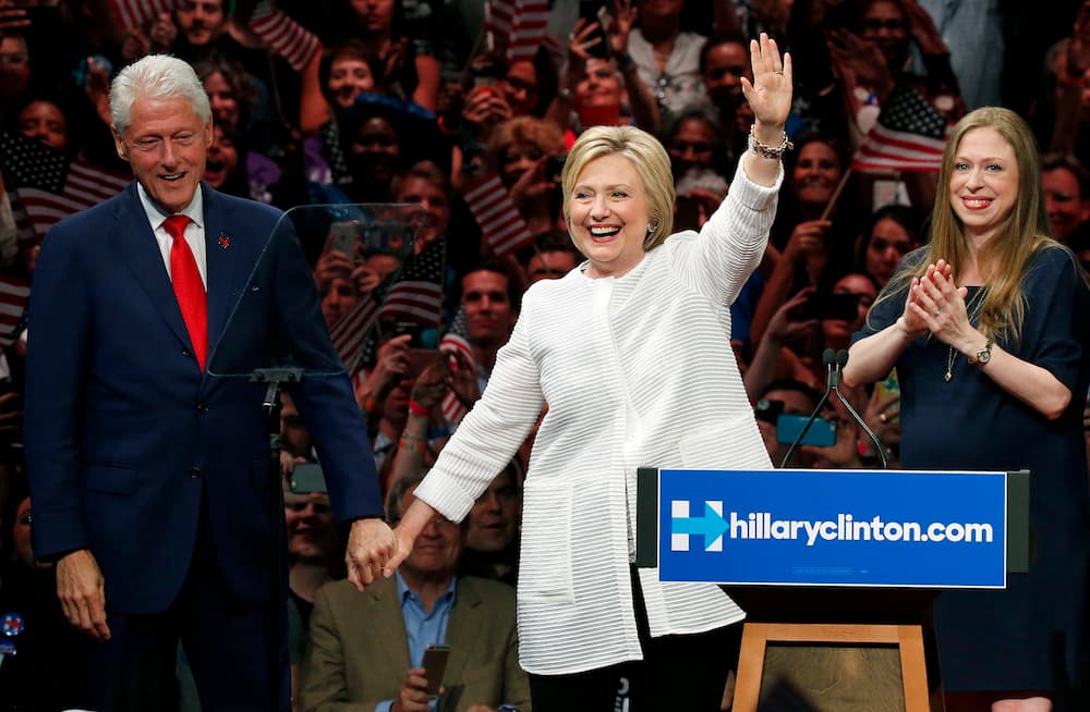 Su esposo, el expresidente Bill Clinton, y su hija Chelsea, la acompañaron en el momento estelar de su virtual nominación
