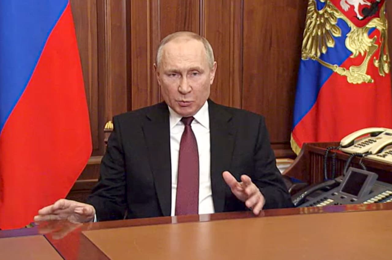 <h2 class="cms-H2-H2">FEBRERO</h2>
<br>
<br>El 24 de febrero, el presidente ruso, Vladimir Putin, lanza la invasión de Ucrania desde el norte, este y sur. No habla de guerra sino de 
<a href="https://www.univision.com/noticias/mundo/guerra-rusia-ucrania-errores-putin">una “operación militar especial”</a> que tiene como objetivo la “desmilitarización” y la “desnazificación” de su vecino, proteger a los rusos étnicos, evitar la entrada del país en la OTAN y mantenerlo en la “esfera de influencia” de Rusia.