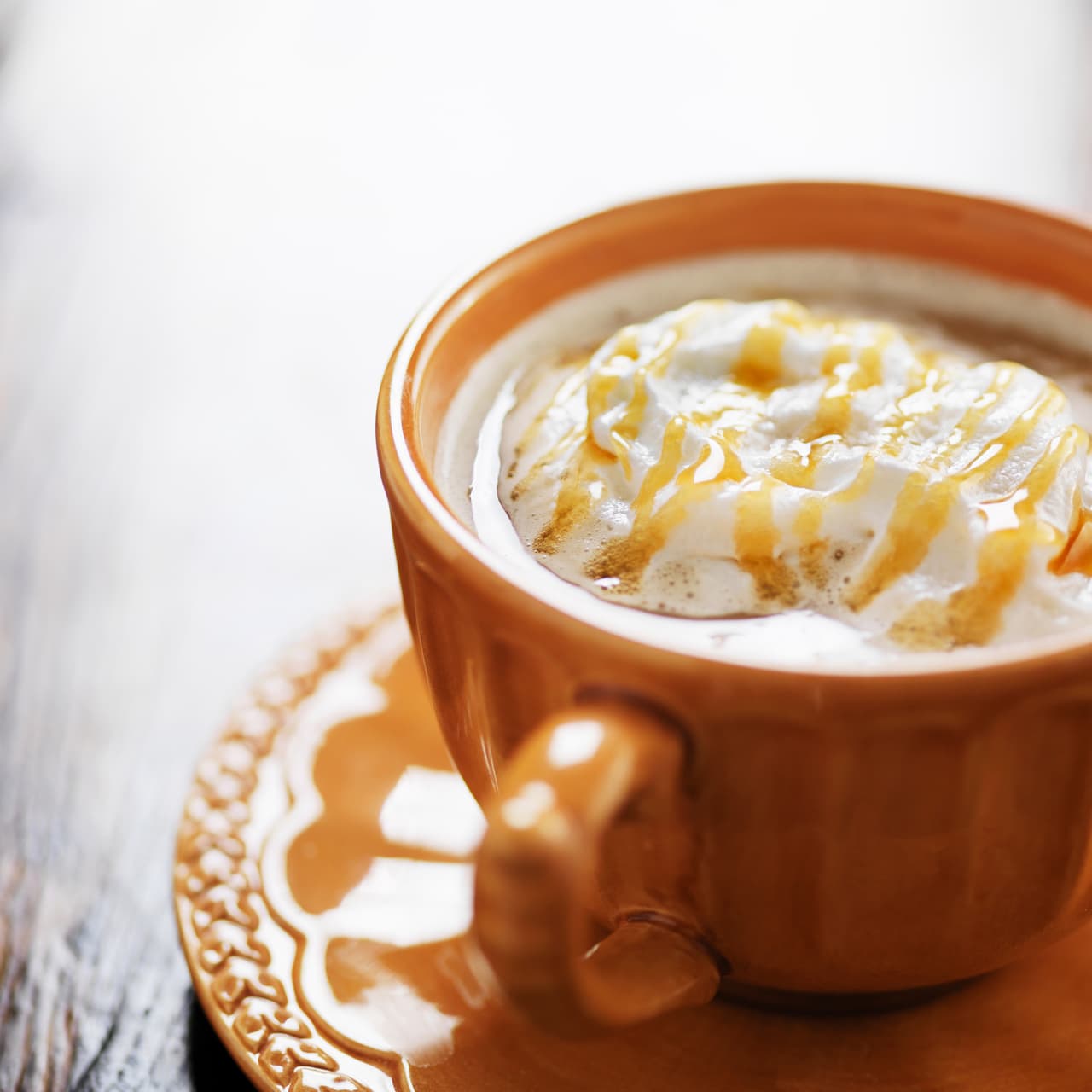 <a href="http://www.univision.com/estilo-de-vida/bebidas-tradicionales/el-pumpkin-spice-latte-la-bebida-que-marca-la-llegada-del-otono-en-verano"><b>Pumpkin Spice Latte:</b></a>
<br>El café con sabores agregados (chocolate, vainilla, por nombrar los más trillados) conoció el éxito con el lanzamiento de esta bebida de temporada preparada con calabaza que se puede encontrar en cadenas o 
<b><a href="http://bluebirdteaco.com/us_en/pumpkin-spice-latte-kit.html">para preparar en casa</a></b>. Starbuck's la sacó al mercado en 2003 y desde entonces ha reportado ventas que suman más de 200 millones de vasos.