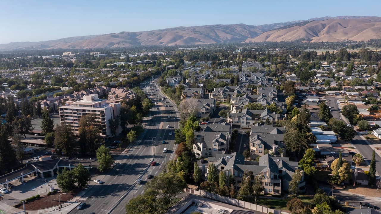 <b>Puesto 3 de las ciudades donde el salario rinde más | Fremont, California</b>
<br>
<br>🔘 El ingreso promedio anual de un hogar en esa ciudad es de $142,374.
<br>🔘 Los cheques que recibe un hogar quincenalmente ascienden a $5,476.
<br>🔘 El monto de cubrir las necesidades básicas es de $3,173.
<br>🔘 Por ello, sobran $2,303 de cada cheque.