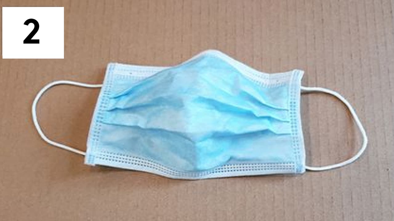 <b>Mascarilla quirúrgica:</b> La segunda más efectiva transmitió entre 0 y 0.1 gotas respiratorias. Esta mascarilla desechable es una de las más comunes utilizadas por las personas, ya que su disponibilidad es de mayor acceso en el mercado.