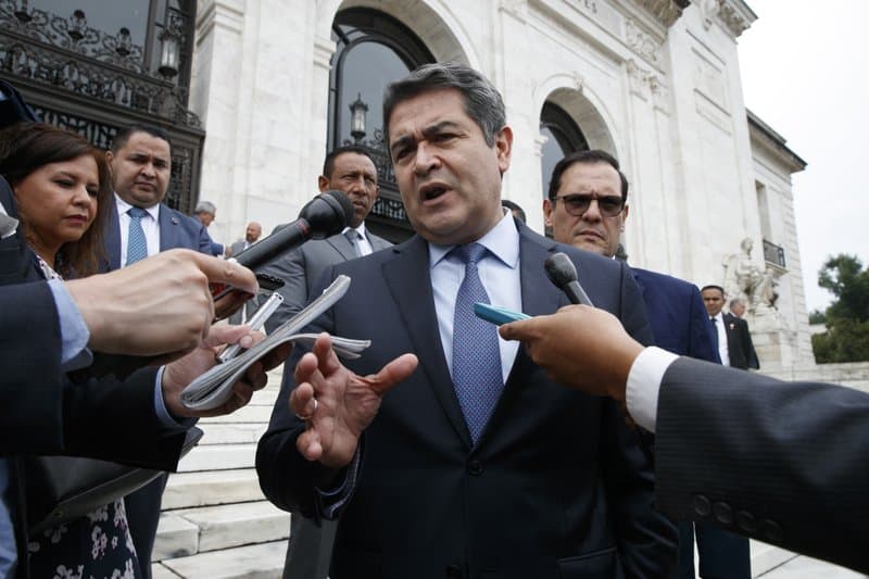 El presidente hondureño, Juan Orlando Hernández, habla con los periodistas al salir de una reunión en la Organización de los Estados Americanos, en Washington.