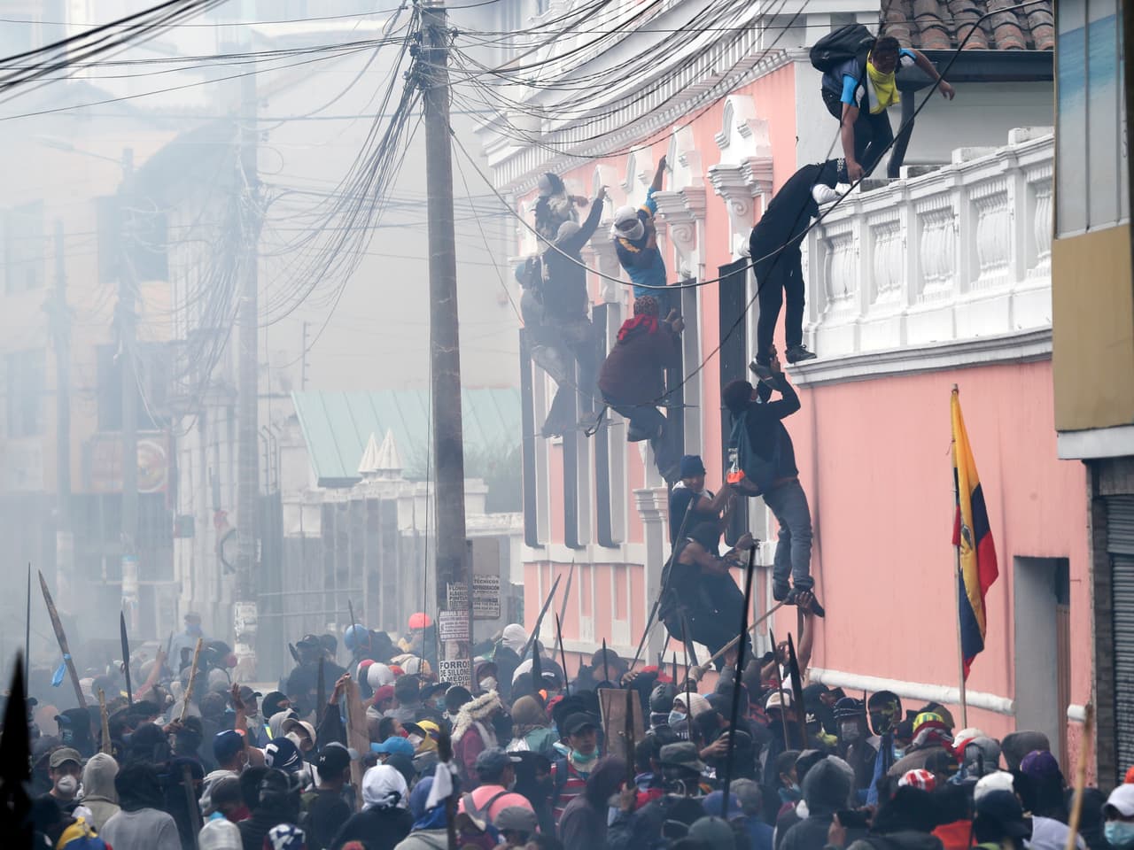 Tras doce días de batalla campal en las calles de Quito, con un balance de siete muertos y más de 1,340 heridos, la revuelta popular se frenó al derogarse esa polémica medida, que afectaba a cientos de miles de familias campesinas e indígenas.