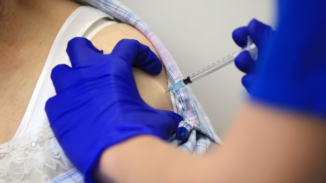 El alcalde de Los Ángeles 
<a href="https://www.univision.com/local/los-angeles-kmex/en-que-lugares-de-los-angeles-te-exigiran-certificado-de-vacunacion-contra-el-coronavirus-te-explicamos-video">Eric Garcetti firmó este 6 de octubre una ordenanza</a> que requiere una prueba de vacunación contra el coronavirus para entrar a decenas de establecimientos públicos de la ciudad.