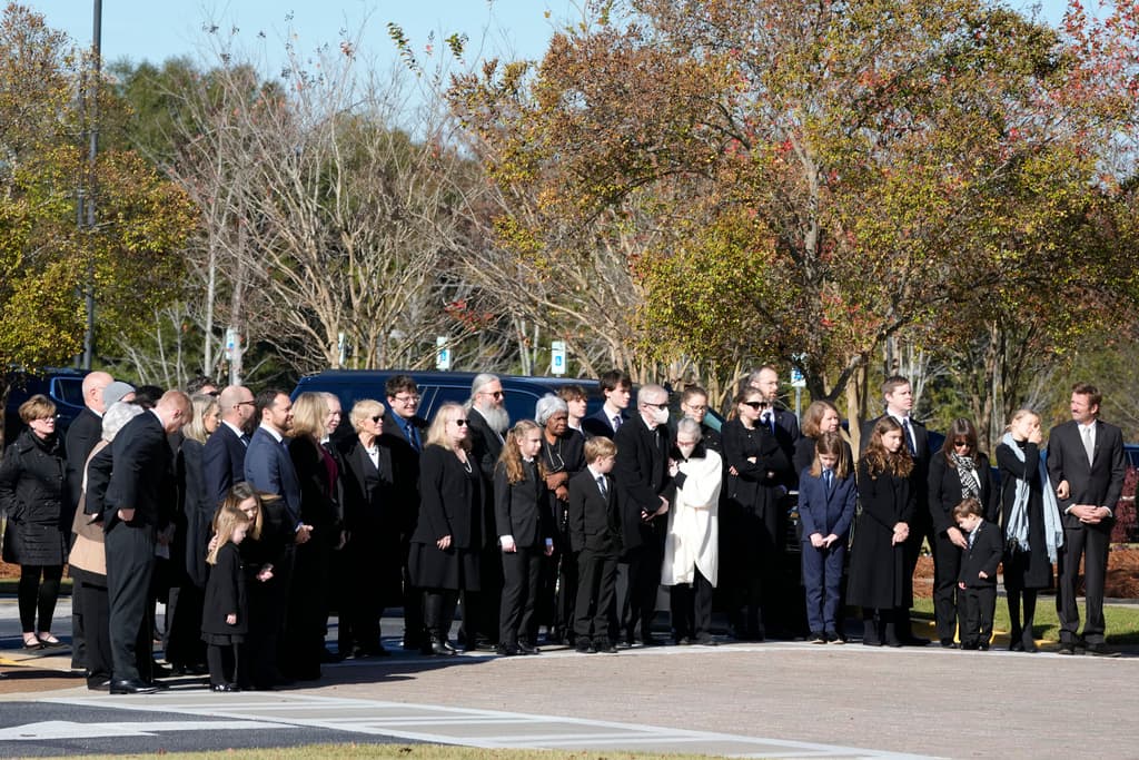 Varias personas presentaron sus respetos a Rosalynn Carter durante el paso de la caravana por una ruta pública.
