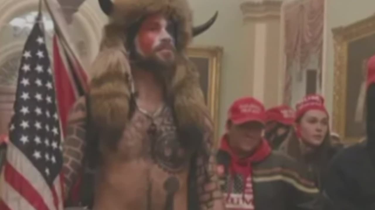 Autoridades federales informaron que Jacob Chansley, alias 
<a href="https://www.univision.com/local/arizona-ktvw/elecciones-estados-unidos-2020/vikingo-de-arizona-lista-buscados-policia-washington-dc-fotos">Jake Angeli</a>, fue arrestado el pasado sábado. 
<br>