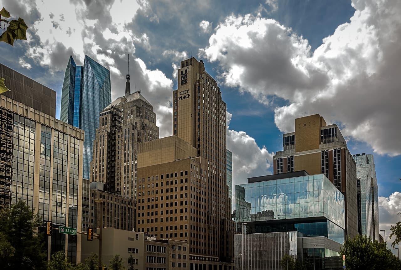 <b>Oklahoma: Oklahoma City – Obtuvo 69.65 de 100 puntos dentro de las mejores ciudades de clase media para vivir.</b> La revitalización de la ciudad, la economía fuerte y los bajos precios de la vivienda atraen a una variedad de personas como solteros, familias jóvenes y jubilados. En la urbe puedes encontrar historia de vaqueros, festivales, espectáculos de caballos y un gran número de museos. 
<br>