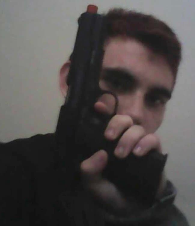 El pistolero de la masacre en Florida compró el arma legalmente hace un año