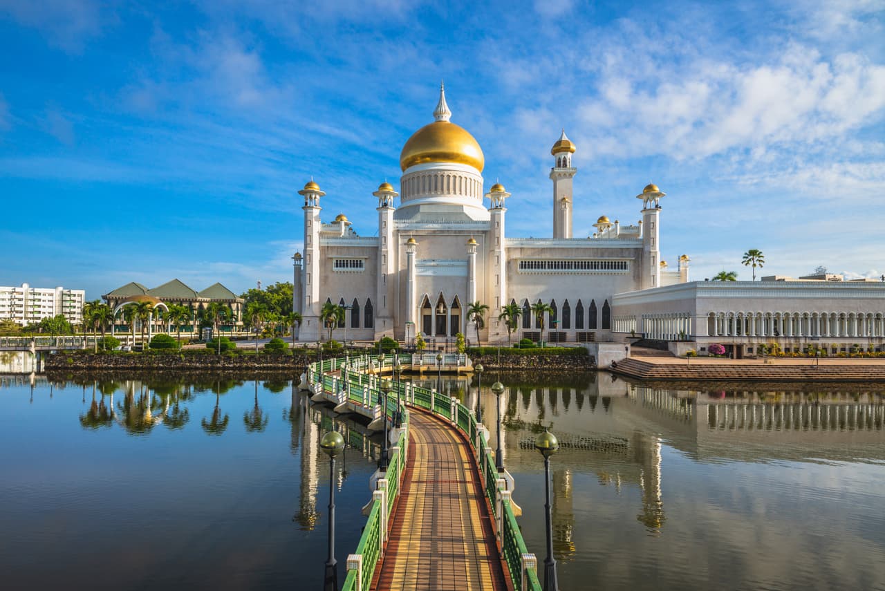 <h3 class="cms-H3-H3">9. Brunei</h3>
<br>
<br>🌎
<b> Renta Nacional Bruta (RNB) per cápita: </b>$66,460
<br>
<br>🌎 
<b>Producto Interno Bruto (PIB) de 2020: </b>$28,700 millones.
<br>
<br>🌎 
<b>Población: </b>437,483.
<br>
<br>🌎 
<b>Esperanza de vida: </b>75.9 años.
<br>