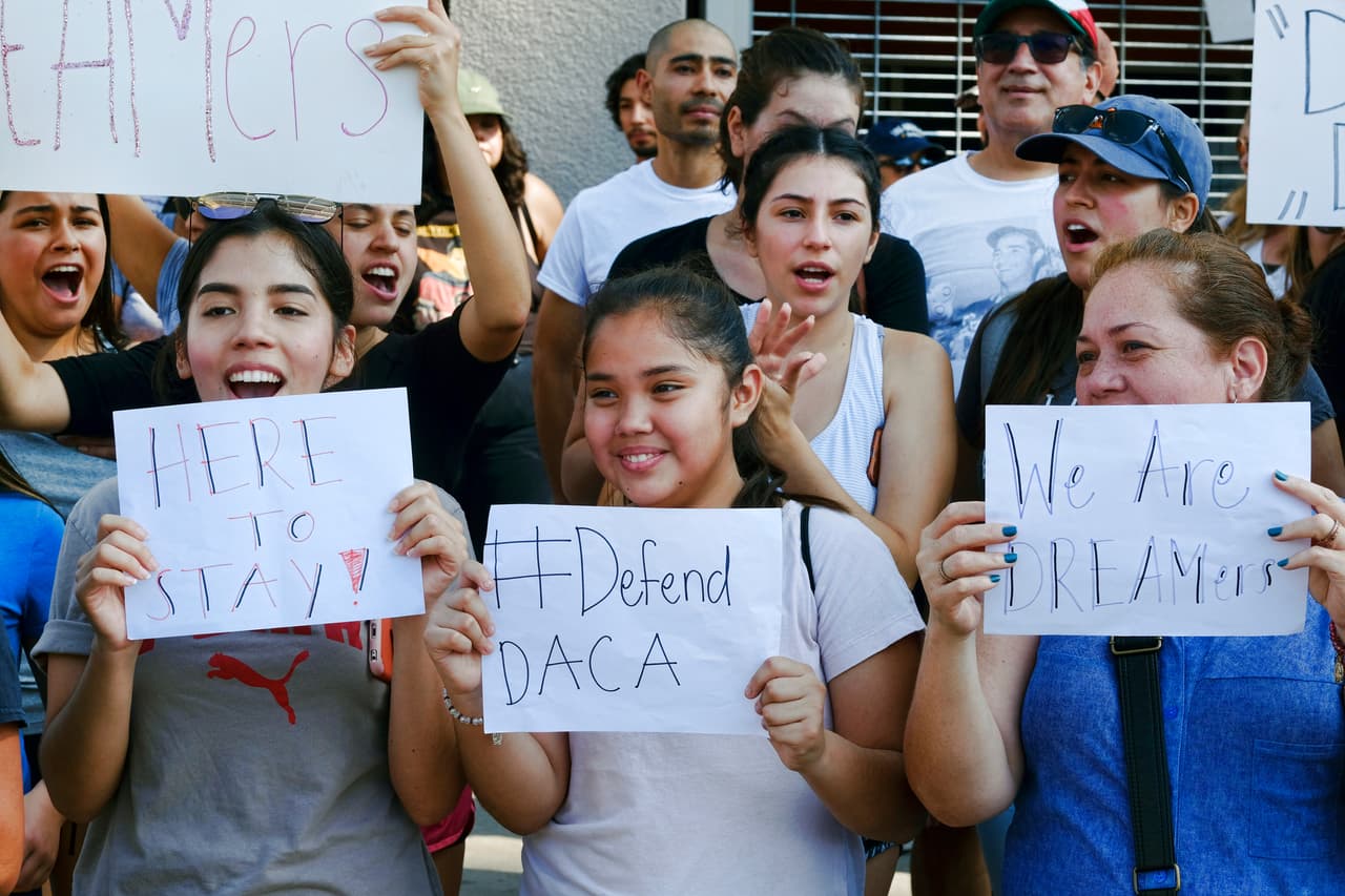 Los activistas en Los Ángeles también aprovecharon el Día del Trabajo para marchar en pro del programa DACA.