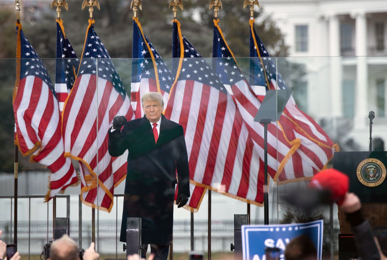 Joe Biden fue elegido presidente de Estados Unidos el 7 de noviembre de 2020, cuando cuatro días después de los comicios, los conteos mostraron que había derrotado a 
<a href="https://www.univision.com/noticias/falsedades-diez-mentiras-y-desinformaciones-por-las-que-recordaremos-a-donald-trump">Donald Trump</a> por un margen de 7.1 millones de votos y 74 votos electorales. No obstante, el exmandatario ha continuado afirmando un supuesto fraude electoral del que no ha presentado prueba alguna y con afirmaciones que han sido rechazadas por decenas de tribunales incluyendo el más importante del país, la Corte Suprema. 
<br>
<br>
<a href="https://www.univision.com/noticias/politica/problemas-legales-trump-justicia">A pesar de la abrumadora evidencia</a> que indica que no existió un fraude, las afirmaciones falsas sobre un supuesto fraude han sido repetidas por Trump así como por algunos de sus compañeros en el Partido Repubicano. Estos son algunos de los candidatos republicanos, así como actuales legisladores, que han expresado dudas sobre la legitimidad de las elecciones o, bien, han negado rotundamente la validez de los resultados.