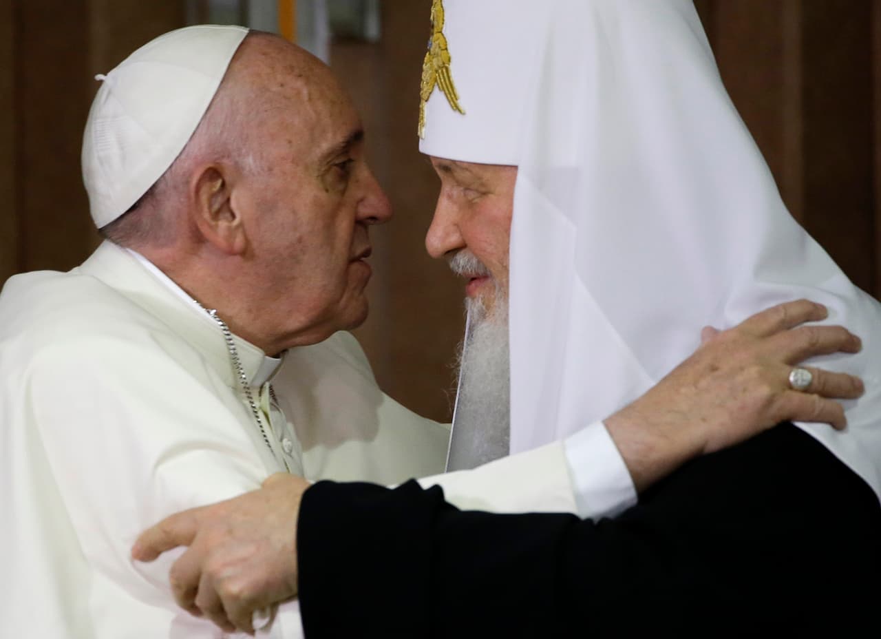 <b>13 de febrero de 2016</b> - “Somos hermanos”, dijo Francisco al convertirse en el 
<a href="https://www.univision.com/miami/wltv/un-juego-politico-entre-el-papa-francisco-y-el-patriarca-kirill-video">primer Papa en reunirse con el jefe de la Iglesia ortodoxa rusa</a>, el patriarca Kirill. La histórica reunión en La Habana, Cuba, no se repetiría, como se esperaba, por culpa de 
<a href="https://www.univision.com/temas/conflicto-ucrania-y-rusia">la invasión rusa de Ucrania en 2022</a>.