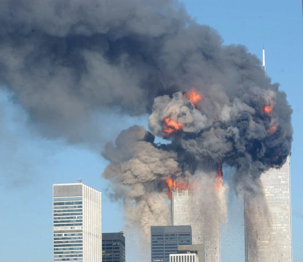 Posteriormente, el vuelo 175 de United Airlines también se estrellaría pero con la Torre Sur, del mismo complejo empresarial.
