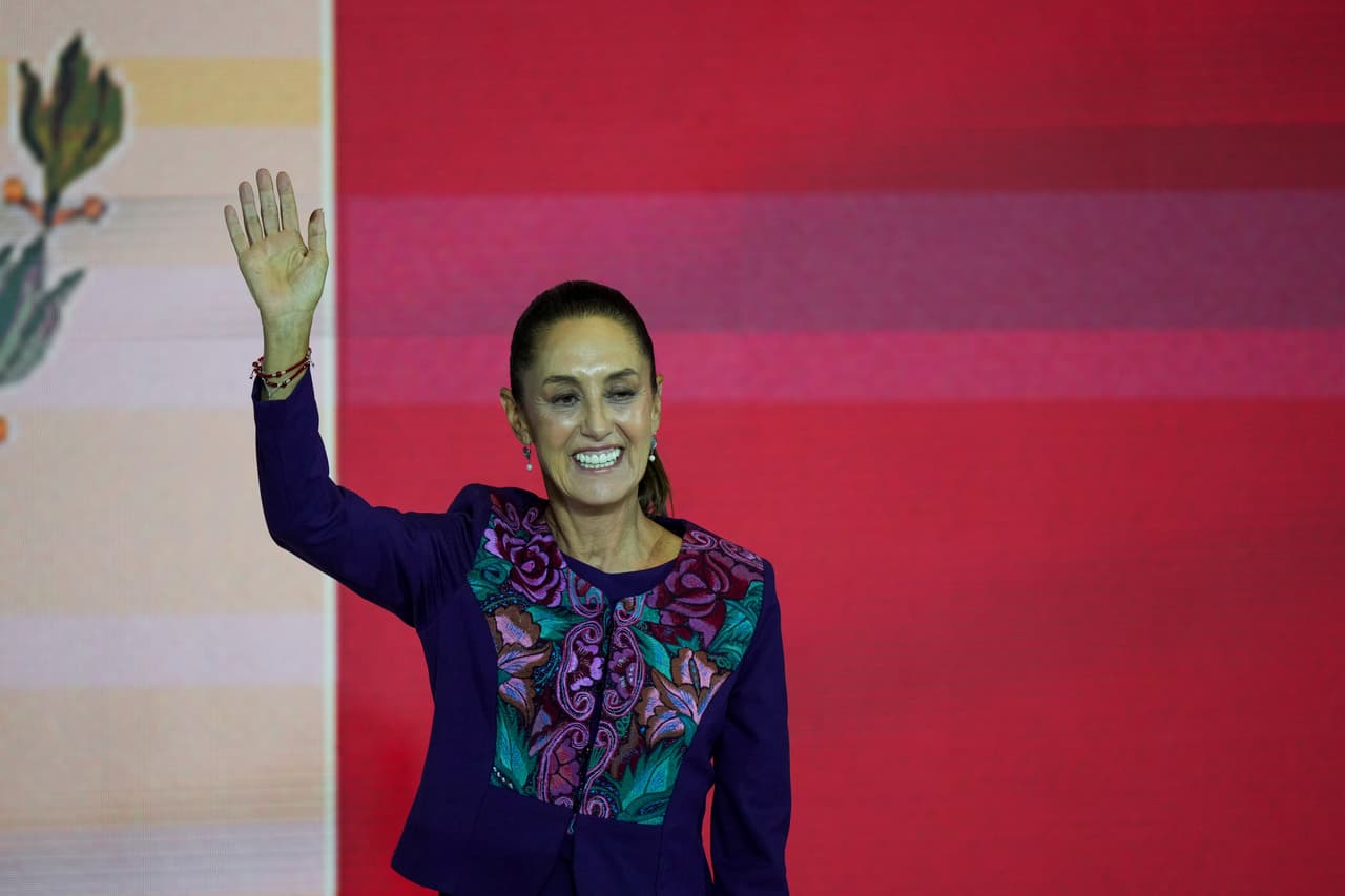 Le imprimió el toque mexicano, bordando tenangos en las prendas. Cada vez que tiene un evento especial, la busca para que le confeccione un nuevo modelo.