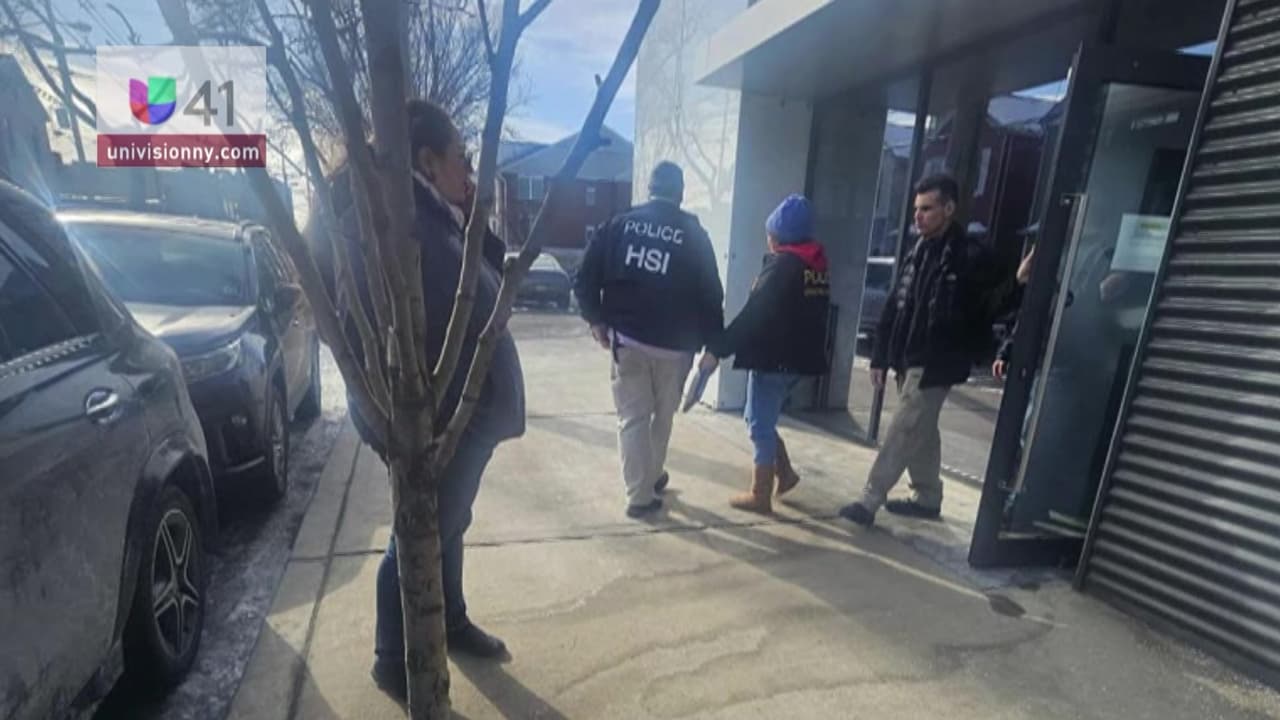 "Les pidieron identificación a todo el mundo... desafortunadamente a estos muchachos se los llevaron. 
<b>No tenían ninguna identificación y fue por eso que los detuvieron</b>", explicó el testigo, quien agregó que los agentes aparentemente buscaban a una persona específica que no encontraron en el lugar.