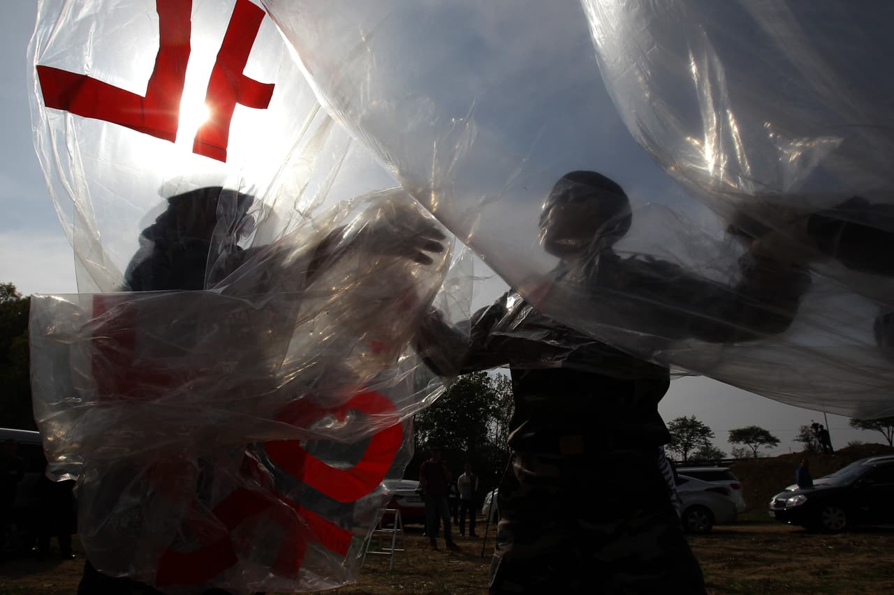 Un día de principios de febrero, como lo narraron medios como 
<i><b><a href="http://www.independent.co.uk/news/world/asia/north-korea-sends-balloons-filled-with-toilet-paper-and-rubbish-over-border-as-propaganda-war-a6849146.html">The Independent</a></b></i>
<b><a href="http://www.independent.co.uk/news/world/asia/north-korea-sends-balloons-filled-with-toilet-paper-and-rubbish-over-border-as-propaganda-war-a6849146.html"> </a></b>y el
<b> <i><a href="http://koreajoongangdaily.joins.com/">Korea Joongang Daily,</a></i></b> los surcoreanos empezaron a ver que el cielo del lado de su frontera se inundaba con balones que flotaban desde el norte. Aunque temieron que se tratara de un ataque con armas químicas, era en realidad algo más inocente: los de Corea del Norte habían devuelto la “mala” propaganda pero esta vez mezclada con basura, colillas de cigarrillo y papeles higiénicos usados, por supuesto.