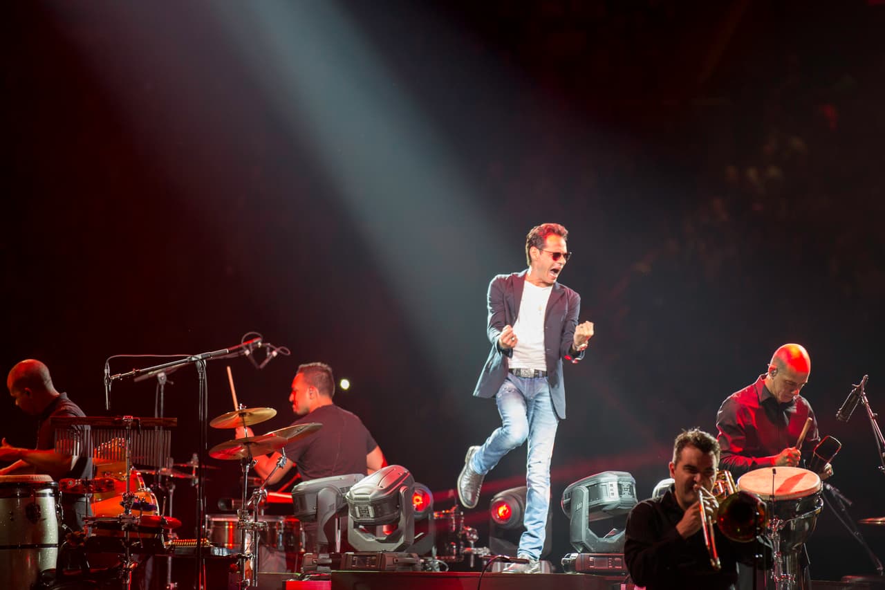 Durante el concierto, Marc Anthony le tiró besos al público y hacía sonido de dar beso 'mua!', sobretodo cuando cantaba frases como "no hay labios que bese que no me sepan a tí" en la canción 'Contra la corriente'.
<br>