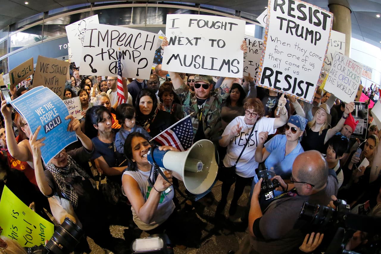 En el Aeropuerto Internacional Tom Bradley de Los Ángeles se concentraron cientos de personas.