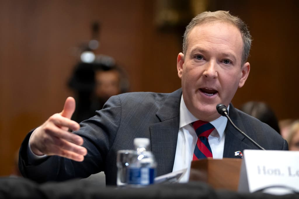 Lee Zeldin, elegido por el presidente Donald Trump para encabezar la Agencia de Protección Ambiental, durante una audiencia en el Congreso.