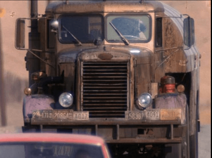 El 
<b>Peterbilt 281</b> es una familia de camiones tractor de un solo eje construida por el fabricante entre 1954 y 1976. 
<br>
<br>El modelo utilizado en la película era conocido como 
<i>needle nose</i> o nariz de aguja ya que las líneas de la tapa de su motor de apertura tipo mariposa, convergen hacía el centro. Esta configuración era muy popular entre los camioneros de la época ya que les daba 
<b>mayor visibilidad y facilidad de acceso al motor</b>. Sin embargo la nariz de aguja obligaba al camión a usar guardafangos separados y así como faros delanteros independientes de la carrocería, dándole al camión una apariencia más de los años 30 que de los 50.