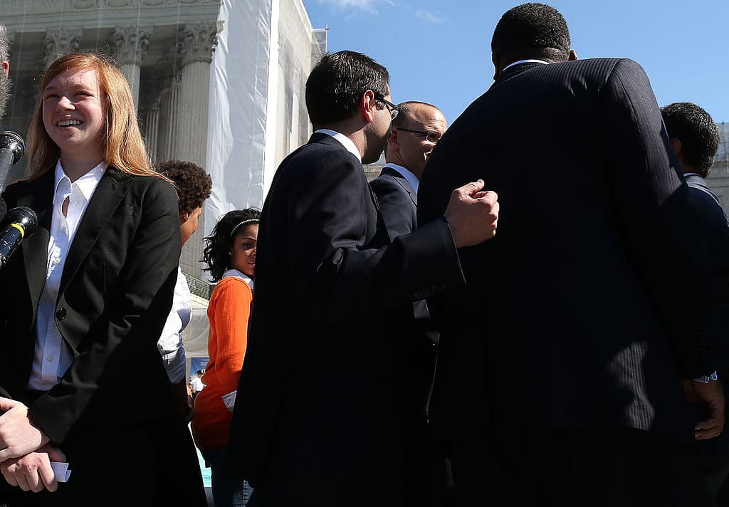 Foto de archivo de Abigail Fisher luego que el Tribunal Supremo escuchara argumentos en octubre de 2012. En la segunda vuelta en la Corte Suprema del caso Fisher v. University of Texas at Austin, la decisión 4-3 de este jueves 23 de junio mantuvo el programa de acción afirmativa de la universidad.
