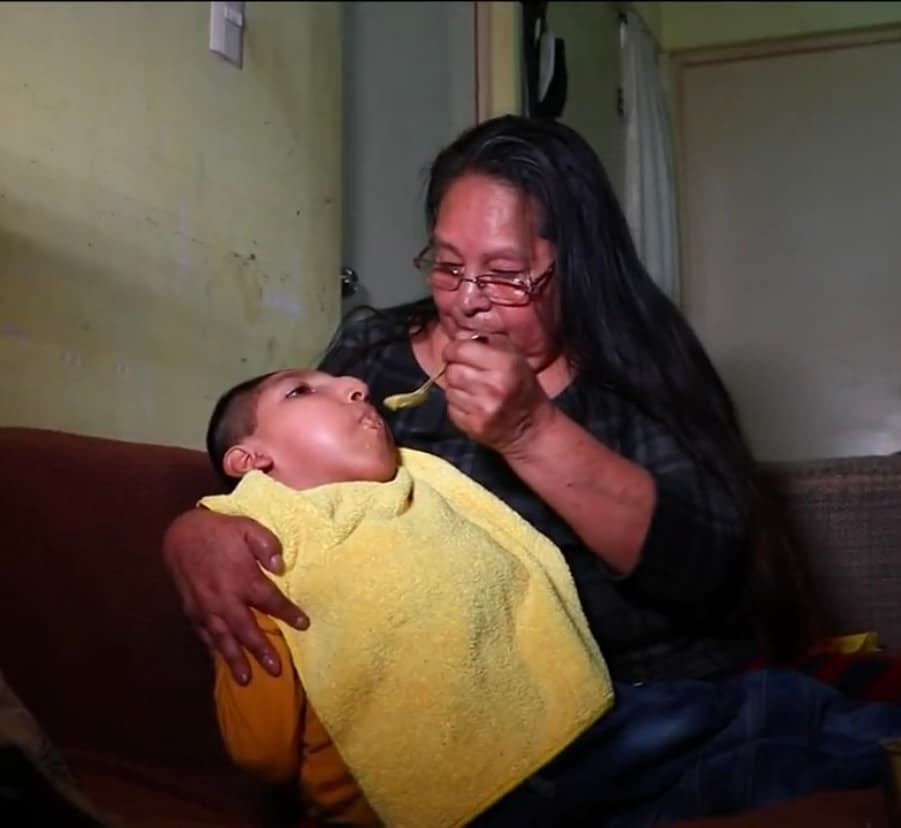 A pesar de que el niño no escucha, no ve, no camina y tiene un retraso psicomotor, la mujer lo alimenta todos los días con todo el amor del mundo, el mismo que revirtió los pronósticos de los doctores, quienes le daban pocas esperanzas de vida. 
<br>
