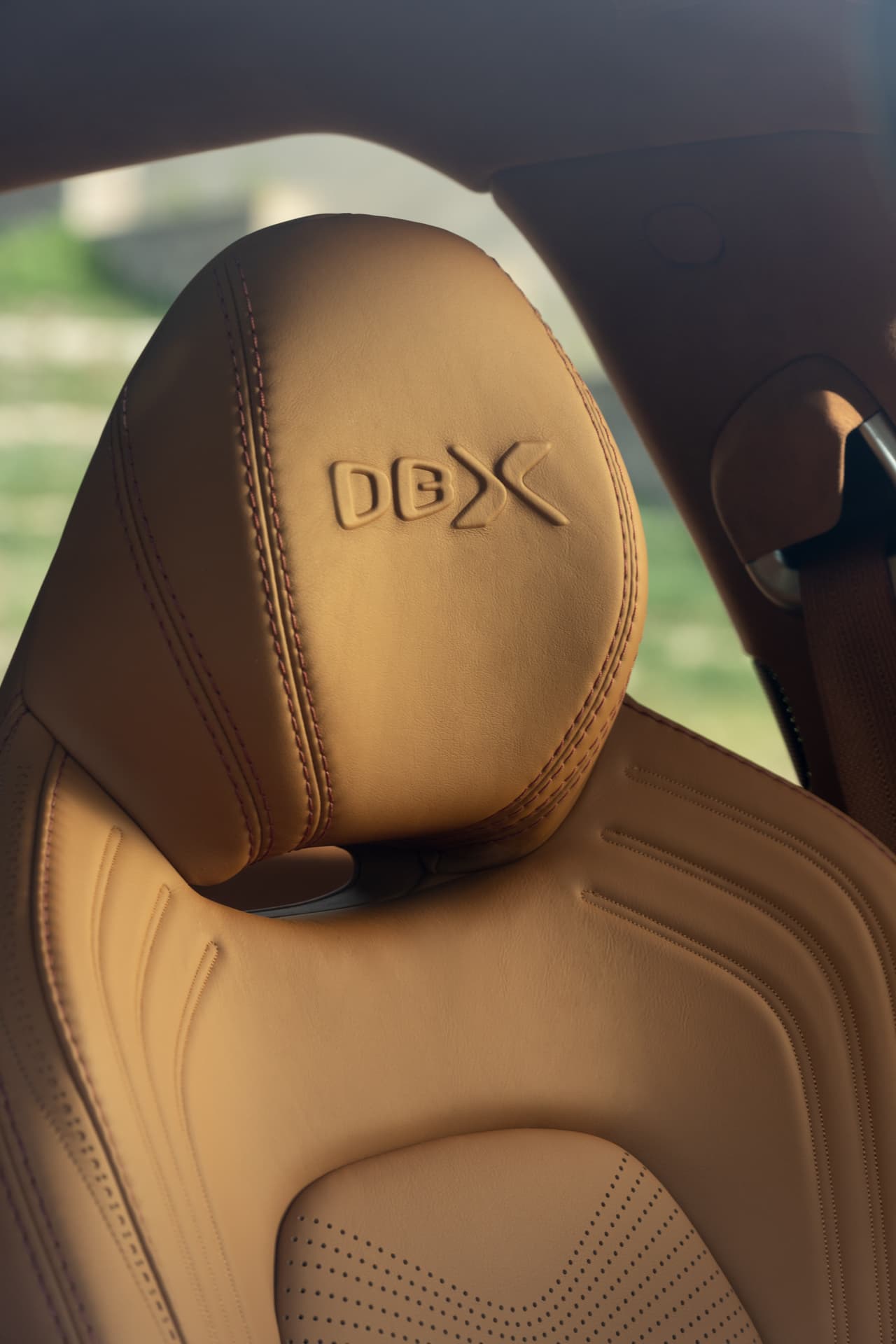 La Aston Martin DBX 2021 debuta en el Auto Show de Los Ángeles 2019.