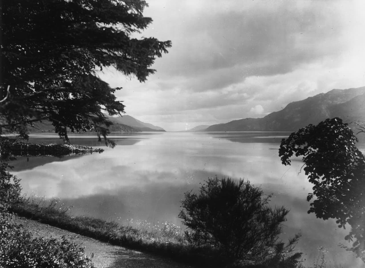 Las extrañas aguas turbias del lago de agua dulce en Escocia ayudan a propagar el mito de que la criatura yace en la profundidad, pero en realidad se ha aprovechado la historia para fomentar el turismo y el folclor local del bello lugar.