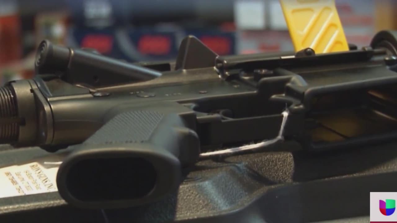 Según la ley en Texas una persona tiene el permiso legal de comprar un rifle a partir de los18 años y al menos los 21 años para comprar una pistola de un distribuidor autorizado.