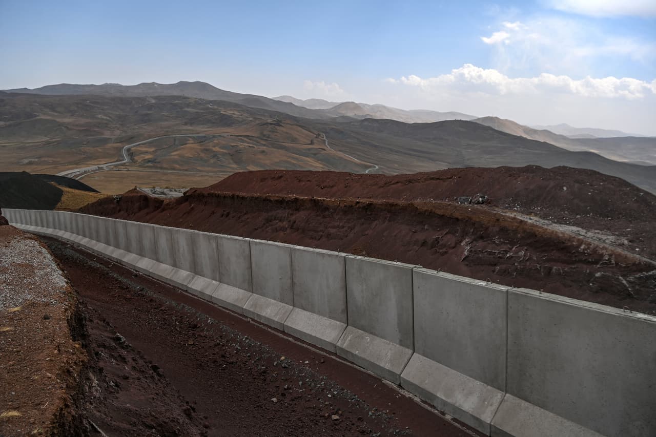 Después de Irán está Turquía, el límite entre el Medio Oriente y Europa. Por allí transitan los migrantes hacia la Uni´ón Europea desde hace décadas.
<br>
<br>Esta foto del 16 de agosto muestra el muro fronterizo 
<u><a href="https://www.turkishminute.com/2021/08/18/newturkish-wall-confronts-fleeing-afghans/">recién construido al este de Turquía, que comparte </a></u>
<a href="https://www.turkishminute.com/2021/08/18/newturkish-wall-confronts-fleeing-afghans/">331 millas de frontera<u> con Irán</u></a>.