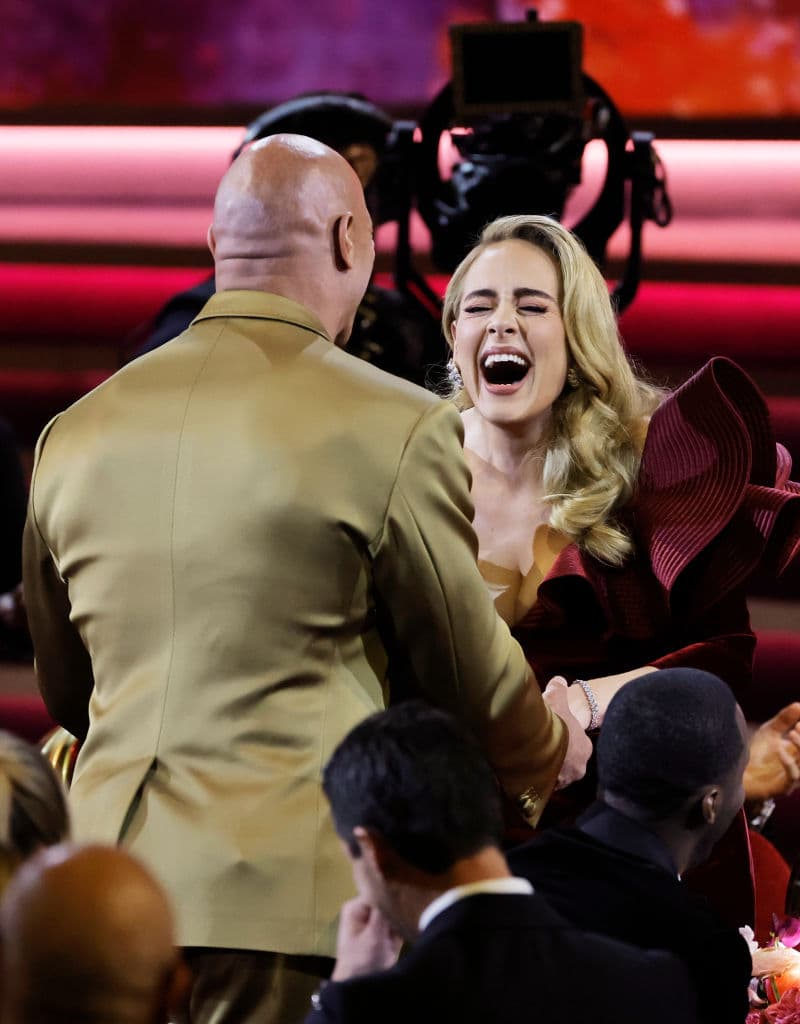 Dwayne Johnson y Adele en los Premios GRAMMY 2023