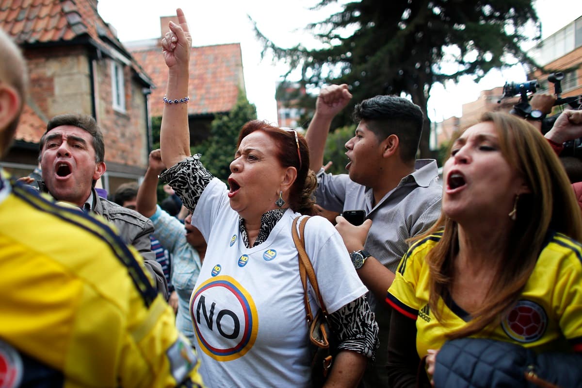 Colombia dice 'no' al acuerdo de paz con la guerrilla de las FARC en un plebiscito muy reñido