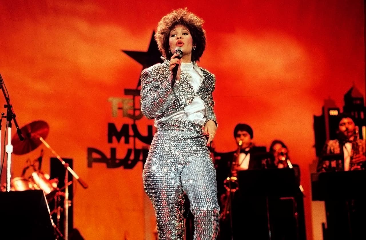 El 17de octubre de ese mismo año, la cantante lanza el que sería su primer disco de forma profesional "Selena". A partir de ese momento, la cantante se volvería muy popular y su carrera sería inparable.