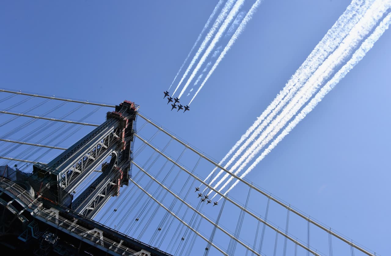 Aviones militares de Estados Unidos sobre el puente Manhattan, en Nueva York, el 28 de abril. Un grupo de aeronaves en formación sobrevoló algunos de los lugares más afectados por la pandemia del coronavirus para hacer un homenaje a los que han trabajado en la primera línea en la pandemia.
<a href="https://www.univision.com/noticias/salud/mapa-actualizado-del-coronavirus-cifras-de-casos-confirmados-y-fallecidos">Vea aquí nuestro mapa actualizado del coronavirus: cifras de casos confirmados y fallecidos </a>