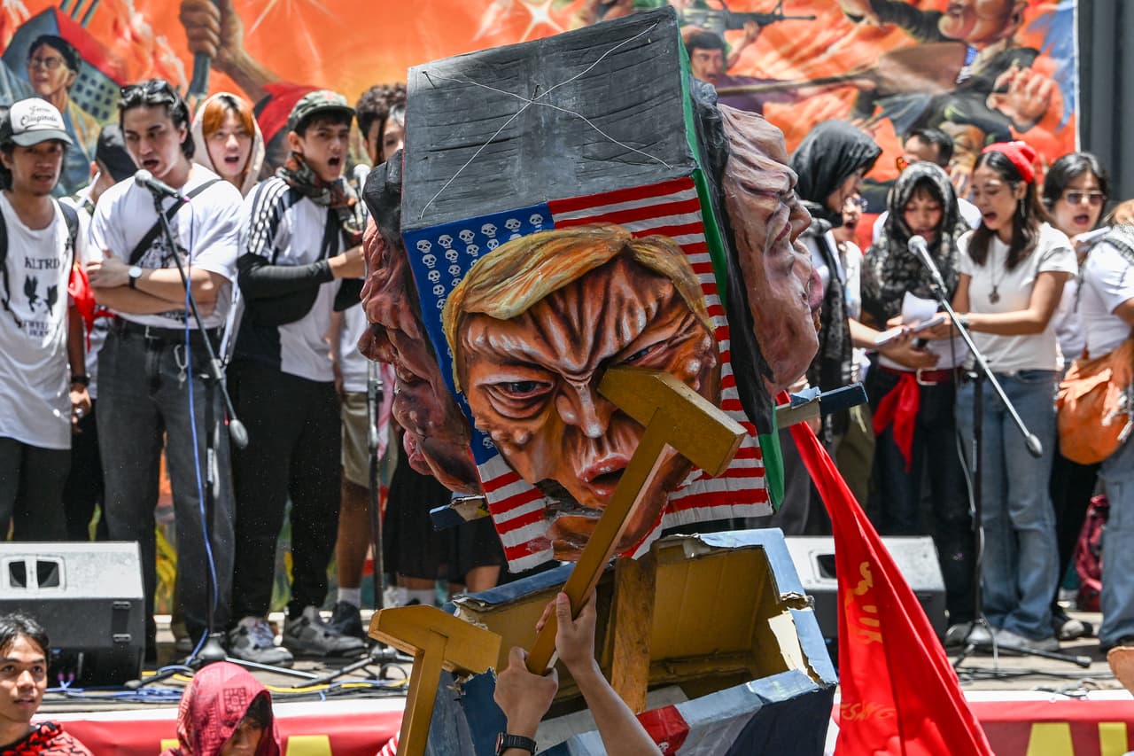 En Filipinas, el líder de las protestas, Mong Palatino, advirtió que las "guerras arancelarias y las políticas de Trump" amenazaban las industrias locales y el sustento de la población. En Japón, la imagen de Trump dominó la jornada. Los manifestantes exigieron aumentos salariales, igualdad de género, atención médica, un alto el fuego en Gaza y el fin de la invasión rusa de Ucrania.
<br> 
<br>En la foto, manifestantes destruyen una efigie con los rostros del presidente de Filipinas, Ferdinand Marcos Jr., y del presidente estadounidense Donald Trump, durante una manifestación por el Día del Trabajo en Manila, el 1 de mayo de 2025.
<br> 
<br>