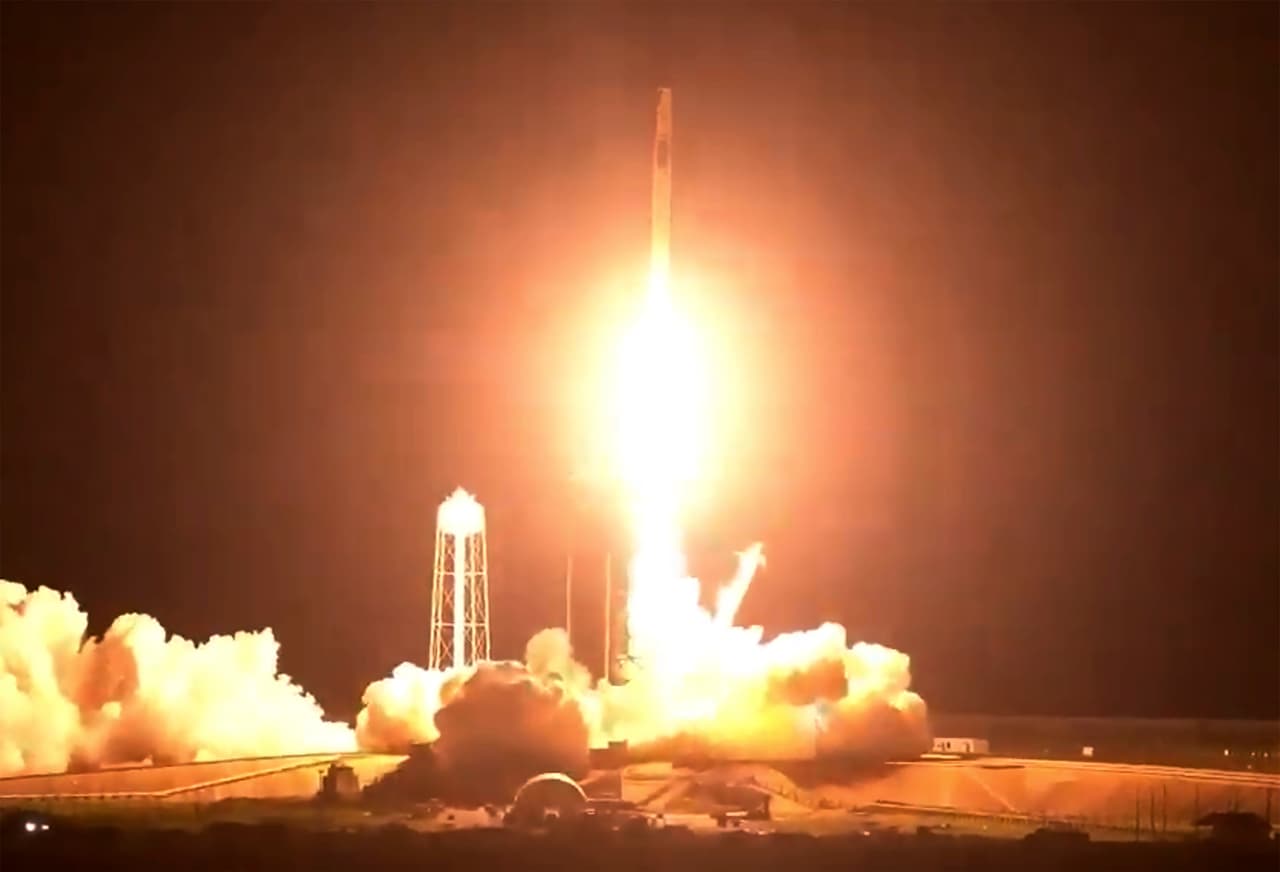 "Vuelve a despegar [la cápsula Crew Dragon] Endeavour: cuatro astrounautas de tres países de la Crew-2, de viaje hacia la única e inimitable 
<a href="https://www.univision.com/temas/estacion-espacial-internacional">Estación Espacial Internacional</a>", declaró un operario de megafonía cuando el cohete Falcon 9 despegó, a las 05:49 hora local del Este desde la plataforma 39A del Centro Espacial Kennedy, en Florida, en el sureste de Estados Unidos.