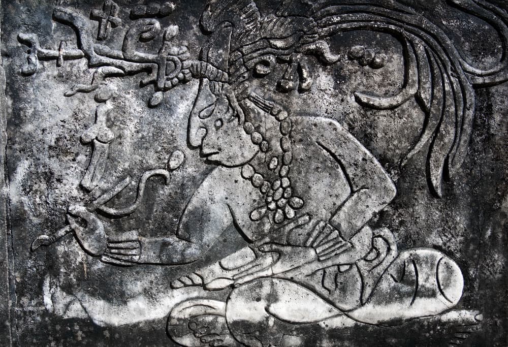 En la cultura maya cada año se celebraba una ceremonia para saber si el próximo habría una buena o mala cosecha, según la voluntad de los dioses. Generalmente, cuando los sacerdotes pronosticaban que la cosecha iba a ser mala, casi siempre lo era porque los campesinos razonaban así "¿para qué voy a esforzarme si los dioses han dicho que va a ser mala?" Y entonces se preocupaban menos en laborar la tierra o cuidar sus cosechas. Sin embargo, cuando el año anunciado era prometedor pues trabajaban más y el resultado era el esperado.