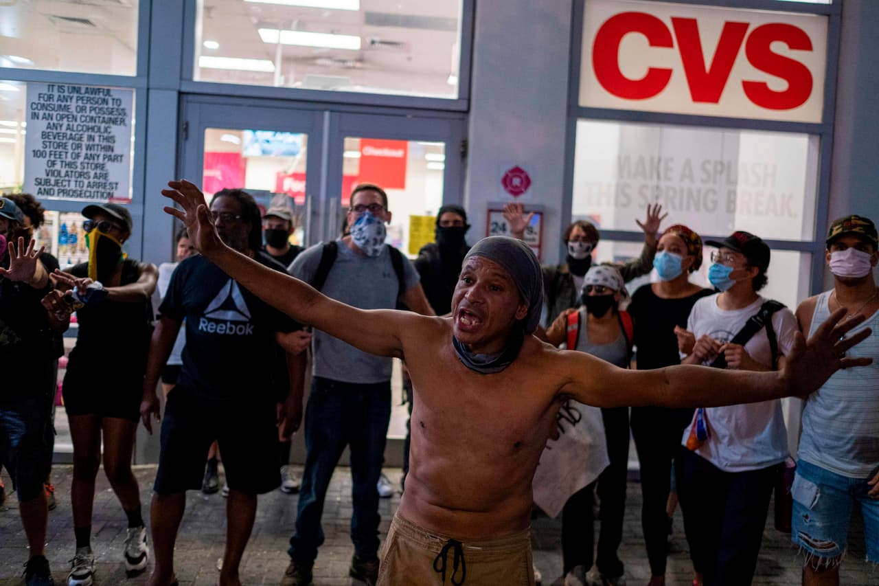 Uno grupo de personas intentaron vandalizar un CVS este domingo, sin embargo unos jóvenes lo impidieron.