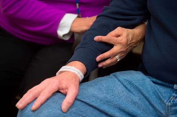 No hay una única prueba para determinar si una persona tiene o no el VPH. Los CDC recomiendan que los niños de 11 a 12 años de edad reciban dos dosis de la 
<a href="https://www.univision.com/noticias/salud/vacuna-vph-protege-contra-cancer-cervical" target="_blank">vacuna contra el VPH</a> para proteger contra los cánceres causados por este virus.