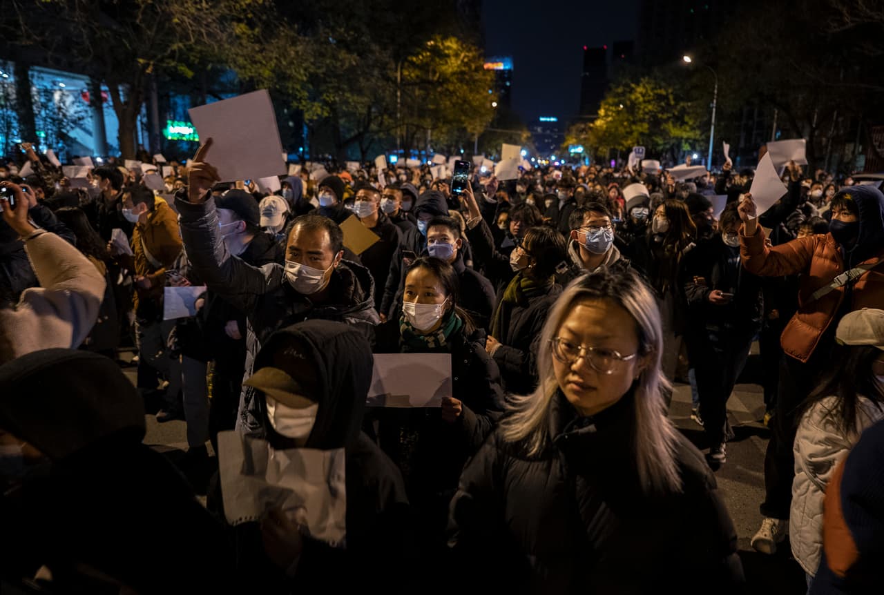 Un manifestante, que pidió no ser identificado, dijo a la cadena británica BBC que sentía “impactado y un poco emocionado” por ver a gente en las calles, y añadió que era la primera vez que había visto una movilización de este tamaño en China.
