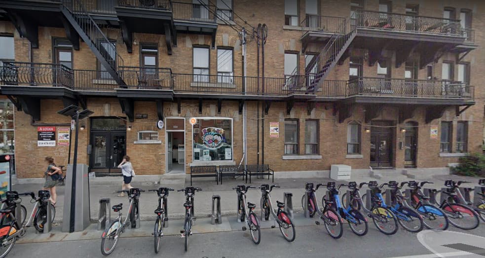 <h3 class="cms-H3-H3"><b>5. Mile End, Montreal, Canadá</b></h3>
<br>
<br>Este pequeño barrio de Montreal tiene fuertes competidores, como Verdun, pero muchos aseguran que sigue siendo el barrio más cool de la ciudad, que albera importantes instituciones de fama mundial. Este vecindario, que forma parte del distrito de Plateau-Mont-Royal, ha sido un centro para inmigrantes y artistas judíos y actualmente acoge algunos de lso mejores restaurantes, librerías, florerías, carcinecerías o panaderías de la ciudad. Tiene un parque de patinaje que acoge las fiestas digitales del barrio, con interesantes proyecciones de arte y música electrónica en directo.