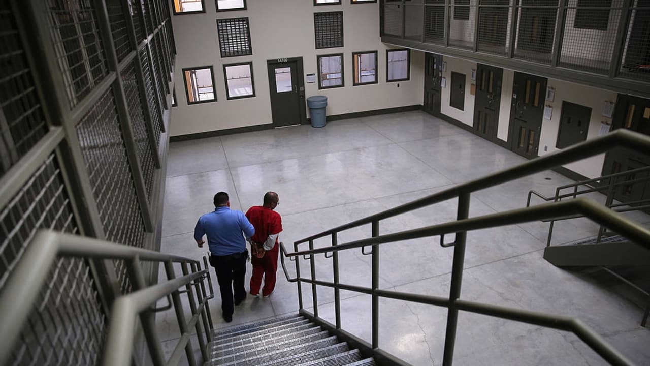 ACLU demanda al gobierno Trump por medida que niega la libertad bajo fianza a inmigrantes detenidos