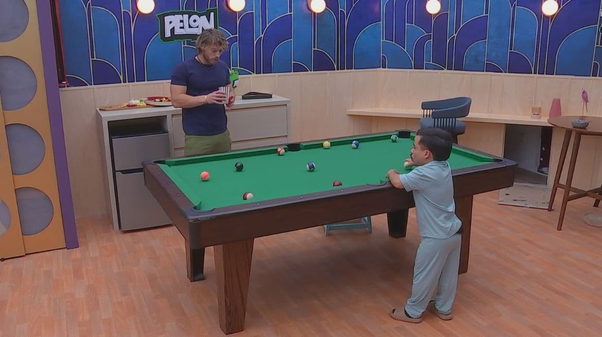 Aldo y Abelito juegan billar en la Suite del Líder