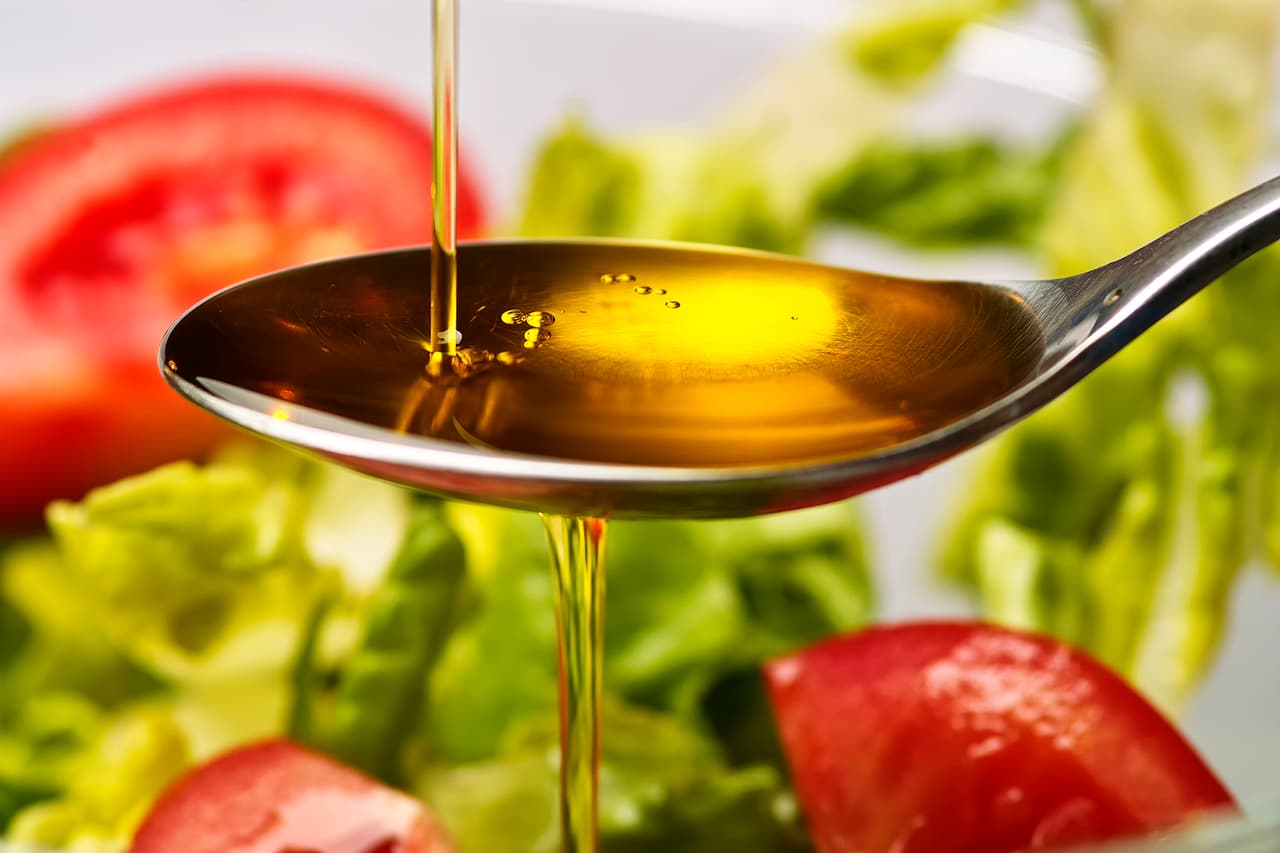 “El aceite de oliva, primordial en la dieta mediterránea, es uno de los tipos de aceites más saludables. Sus beneficios se deben a que es rico en ácido oleico y tiene una proporción equilibrada de omega 3 y 6. Además, aporta vitamina E y polifenoles, con propiedades antioxidantes”, Lorena Faria.