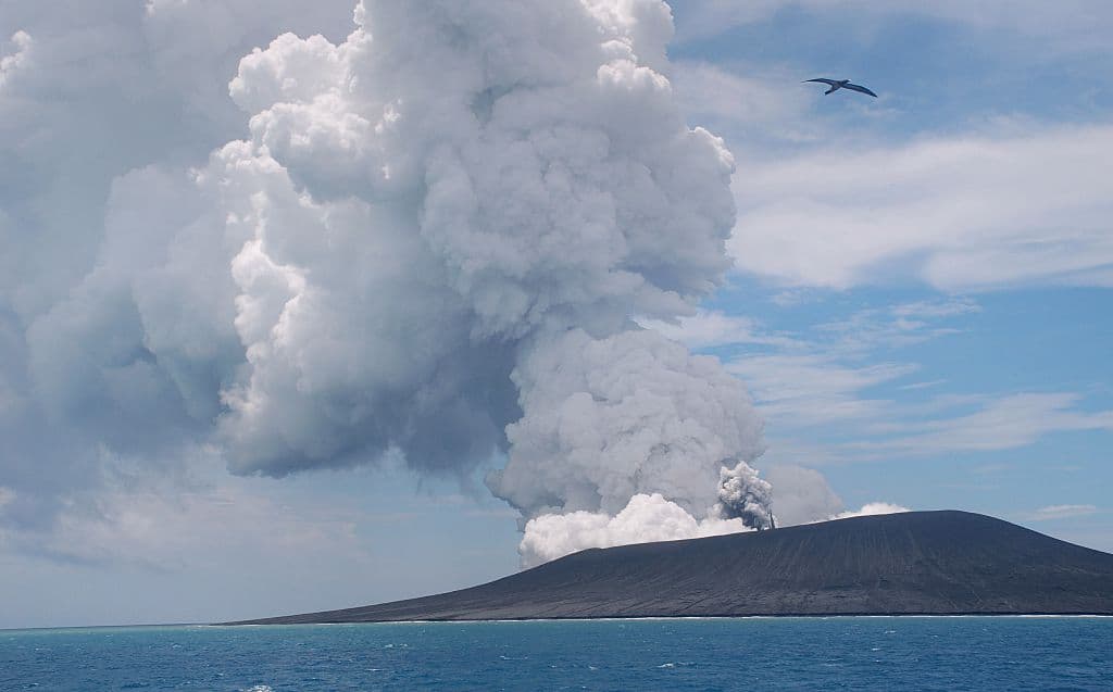 <b><a href="https://www.univision.com/noticias/fenomenos-naturales/erupcion-volcanica-submarina-olas-tsunami-tonga-isla-pacifico">"Una explosión masiva": un volcán submarino hace erupción en el Pacífico </a></b>
<br>
<br>La gigantesca erupción cerca de Tonga, en el Pacífico Sur, provocó el 15 de enero un tsunami que golpeó las costas de esa nación insular y también encendió las alarmas en otros países de la región, así como en Estados Unidos y partes de América Latina. La erupción duró ocho minutos y fue tan fuerte que se escuchó "como un trueno lejano" en las islas Fiji, a más de 800 km de distancia, dijeron funcionarios. 
<br>
<br>