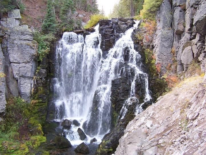 <b>Altura:</b> 7,300 pies
<br>
<b>Ubicación:</b> Parque Nacional Lassen Volcanic, en el condado de Shasta, California. - 38050 Highway 36 East. Park Headquarters. Mineral, CA 96063
<br>
<b>Precio: </b>Se aplican cuotas de entrada desde $15 hasta $75.
<br>