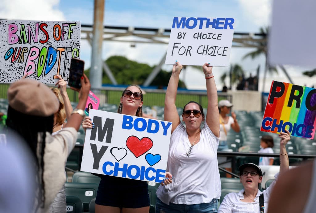 Manifestantes en Miami, Florida, expresaron que 
<b>votar es la forma de luchar</b> por la preservación de los derechos reproductivos en el estado de Florida.