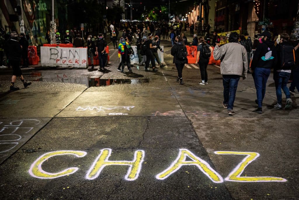 La noche del miércoles, Trump 
<a href="https://twitter.com/realDonaldTrump/status/1271142274416562176" target="_blank">aseguró en Twitter</a> que la alcaldesa de Seattle, Jenny Durkan y el gobernador de Washington, Jay Inslee, ambos demócratas, permitieron que “terroristas” tomaran Seattle durante las manifestaciones por la muerte de Floyd y amenazó con tomar medidas él mismo si no controlan la situación y detienen a los manifestantes.