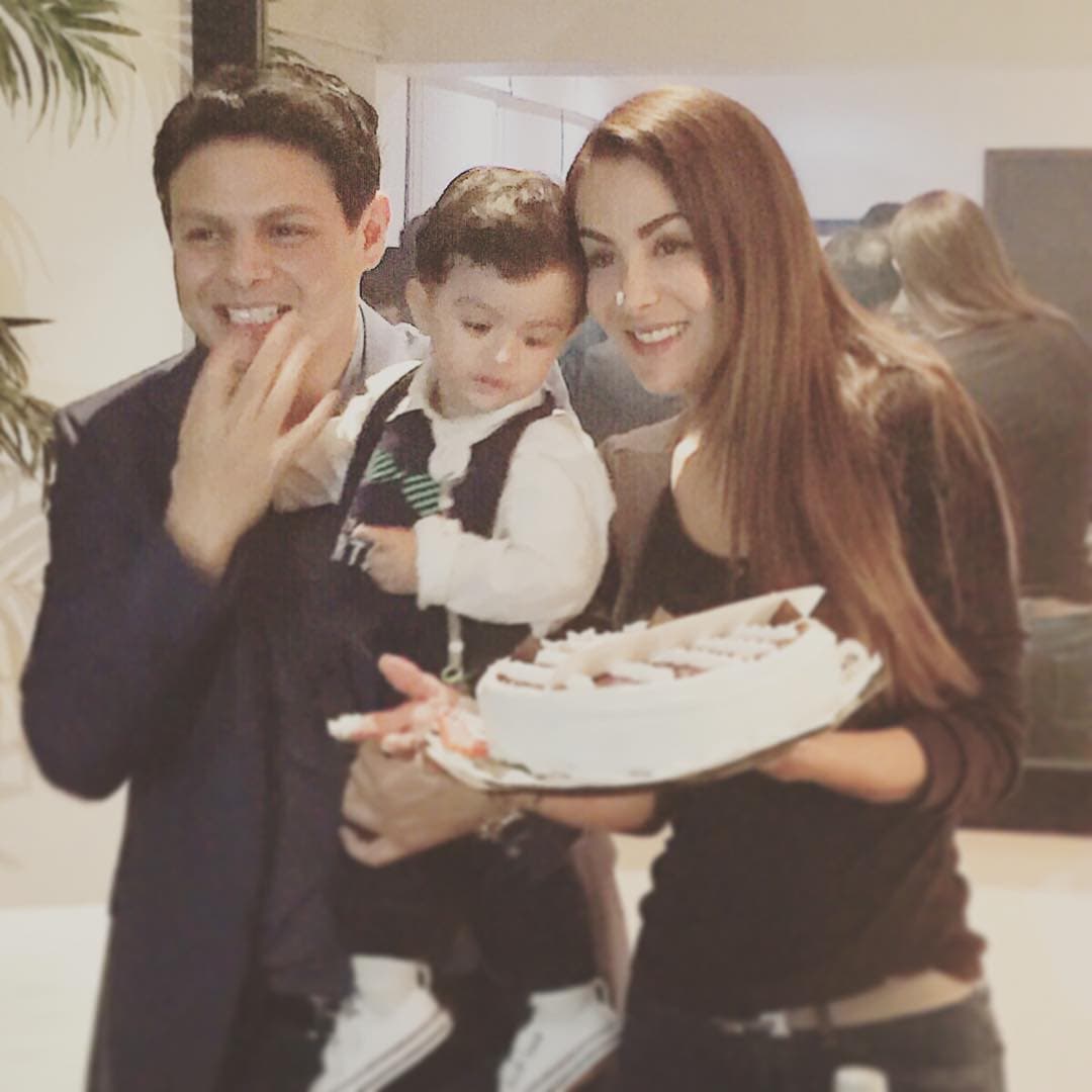 Luego, en enero de 2019, parecía que 
<b><a href="https://www.univision.com/entretenimiento/se-estan-llevando-muy-bien-abogado-de-giovanni-medina-confirma-que-ya-se-reconcilio-con-ninel-conde-fotos">había un acuerdo</a></b>. En ese entonces, las cámaras de El Gordo y La Flaca 
<b><a href="https://www.univision.com/shows/el-gordo-y-la-flaca/cachamos-a-ninel-conde-y-giovanni-medina-tomados-de-la-mano-y-muy-romanticos-por-miami-video">captaron a Ninel y Giovanni</a></b> paseando con su hijo Emmanuel en Miami.