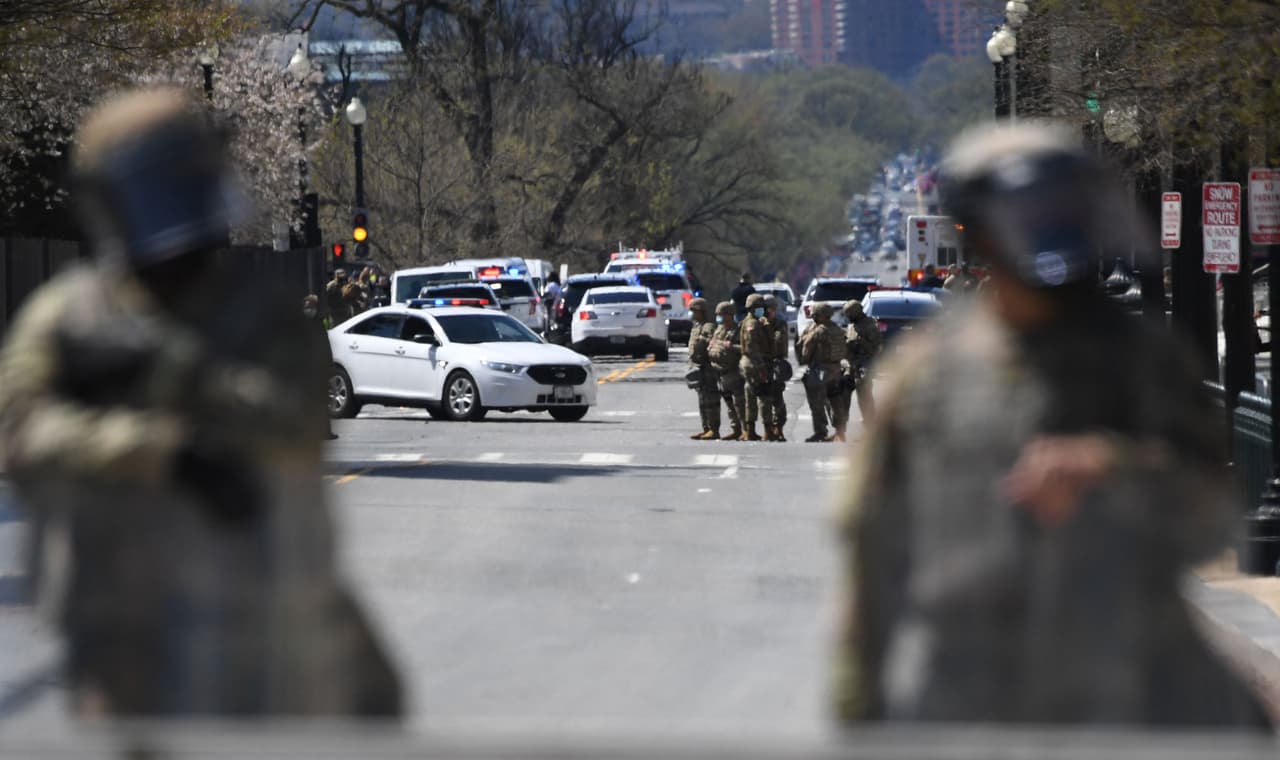 El complejo del Capitolio fue cerrado inmediatamente durante el tiroteo y se le dijo al personal que no podían entrar ni salir de los edificios.